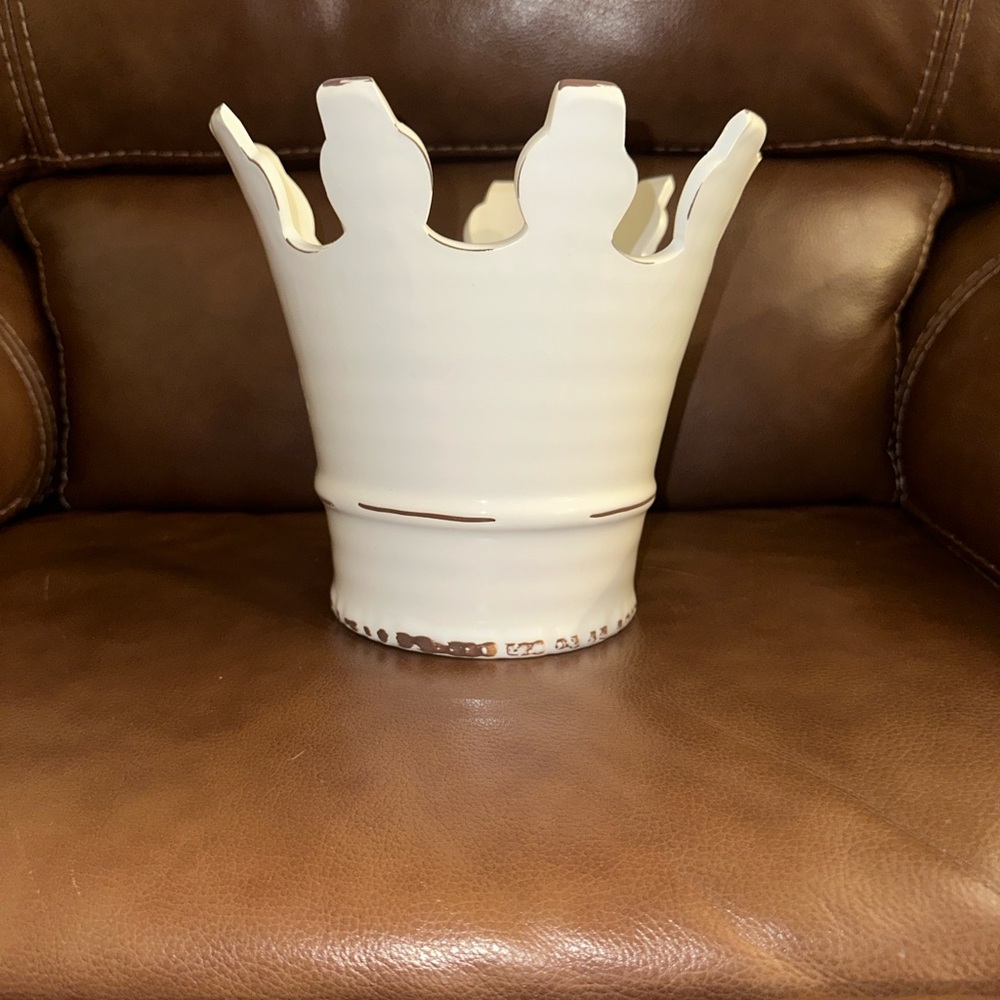 White Crown Vase